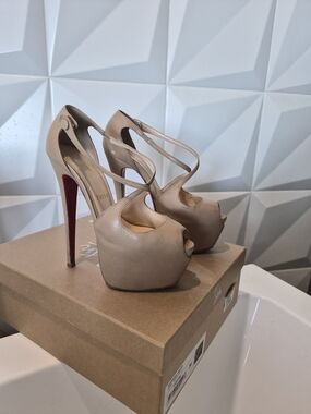 Christian Louboutin Nude Platform Peep-Toe Daffodil 160